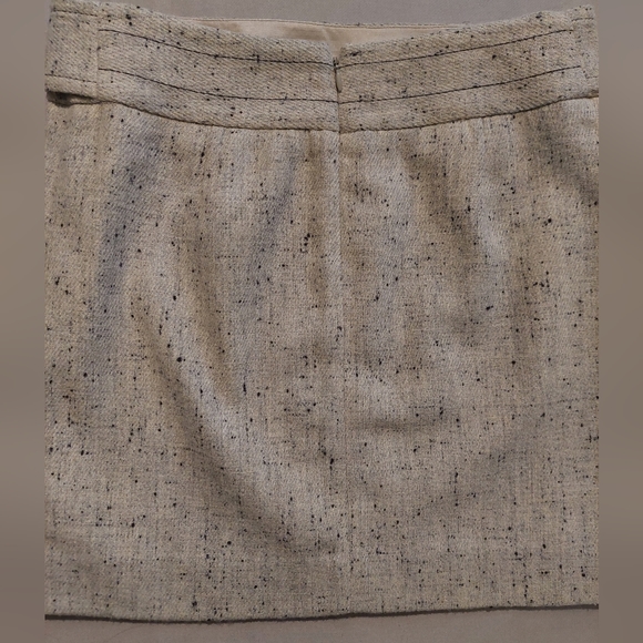 Outback Red size 4 poly/wool blend skirt. 16 inches long. Dry clean. - Picture 2 of 4